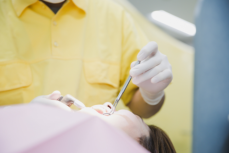 自然な歯で美しい笑顔を